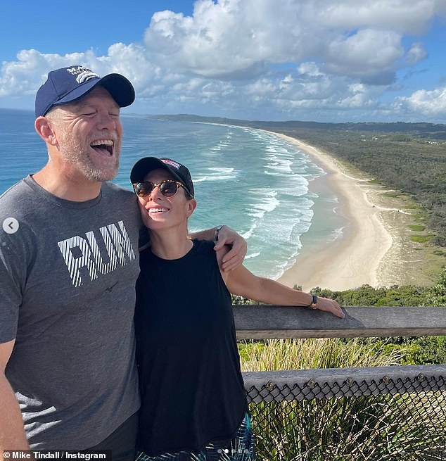 Mike Tindall se bucură de o plimbare cu soția sa Zara de-a lungul plajei din Australia