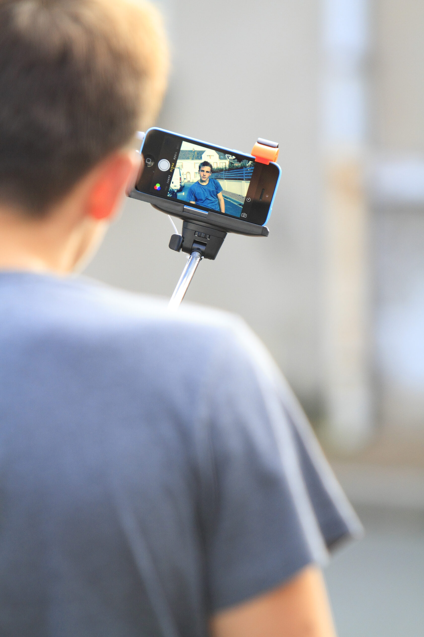 Care sunt legile din Regatul Unit cu privire la streaming live și este ilegal să transmiteți live în public?