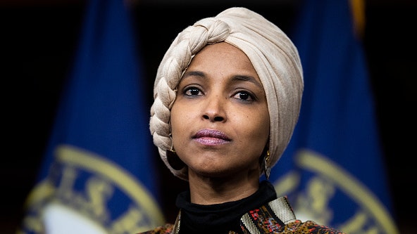 „Scoră-mă de ipocrizia GOP”: republicanii îl îndepărtează pe Ilhan Omar din funcția în Comisia pentru Afaceri Externe