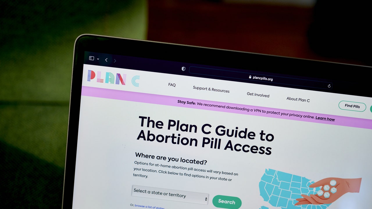 Un republican din Texas vrea să interzică oamenilor să citească despre avortul online