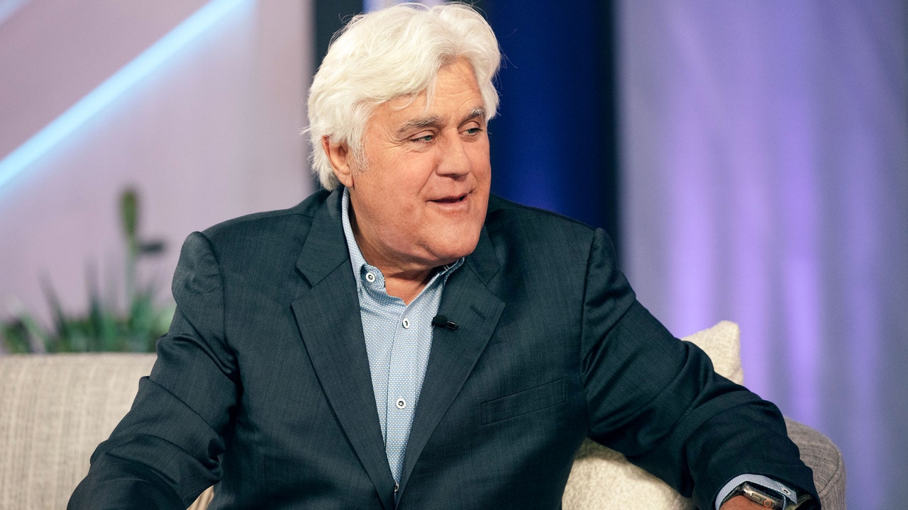 Jay Leno își debutează „fața nou-nouță” după ce a suferit arsuri de gradul trei
