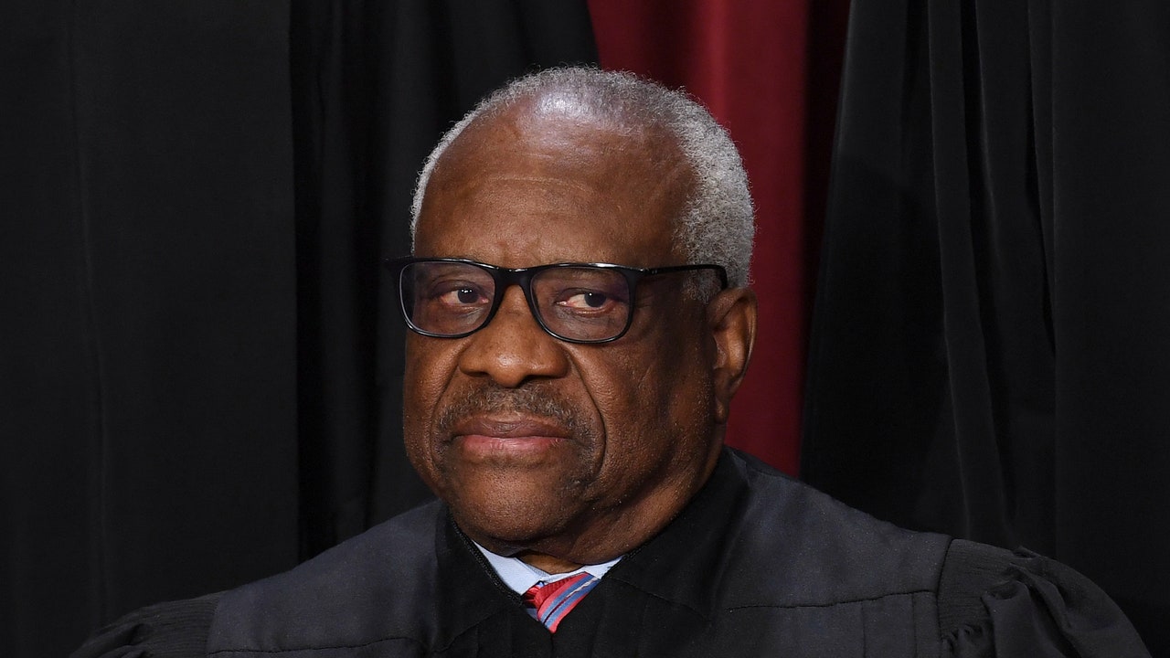 Clarence Thomas spune că i s-a spus că este absolut minunat să accepte în secret călătorii gratuite și plimbări cu iahtul de la un donator miliardar GOP