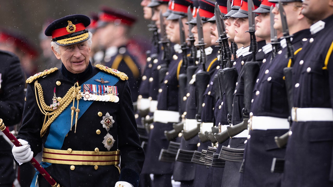 Regele Carol poartă regalii militare complete la parada primului conducător al regatului său