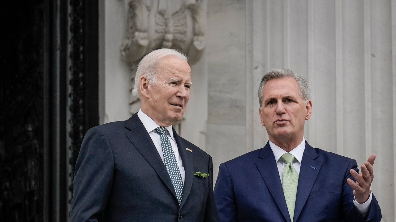 Poate Joe Biden să-l convingă pe Kevin McCarthy să renunțe la criza datoriilor fabricate?