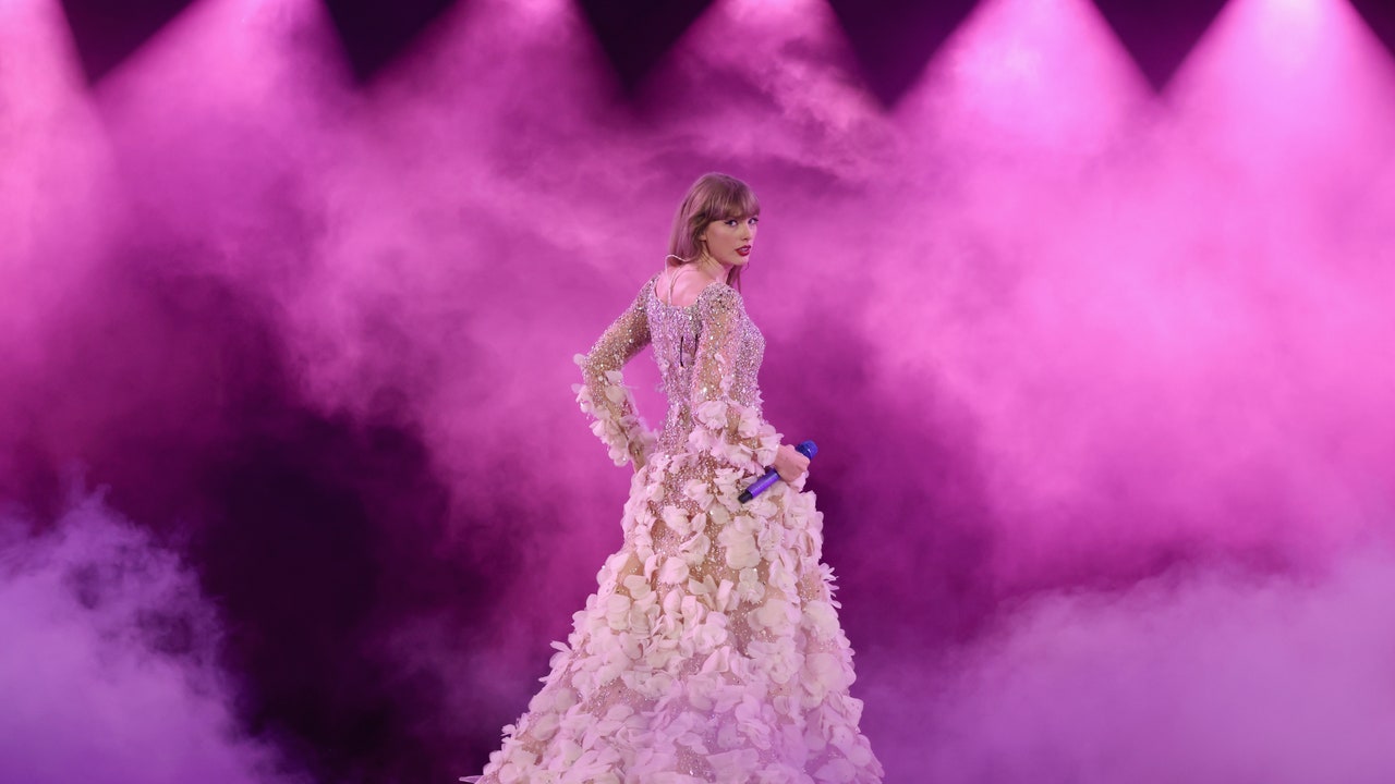 Vă rugăm, Bine ați venit pe scenă… Și mai multe zvonuri despre întâlniri între Taylor Swift și Matty Healy!