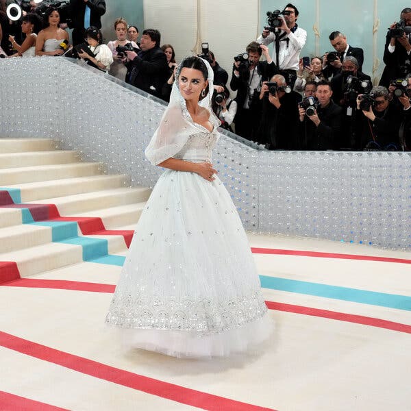 Penélope Cruz în rochie albă și voal alb pur cu detalii strălucitoare.
