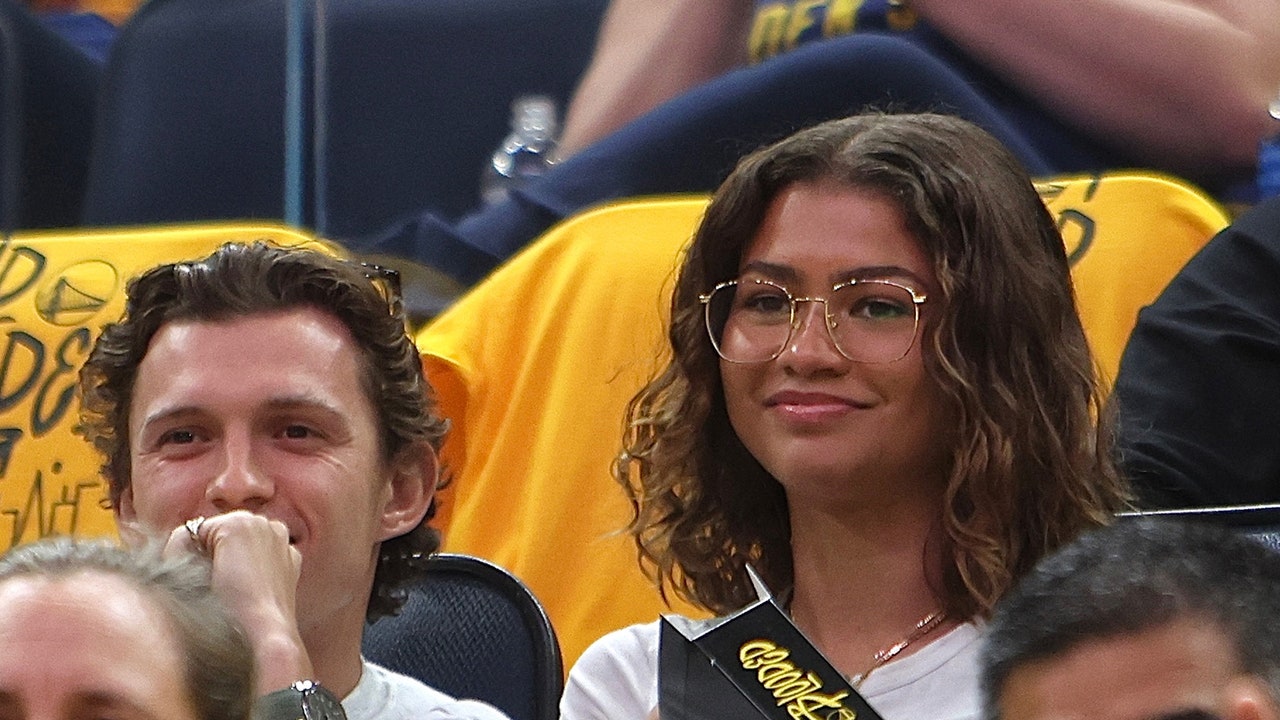 Tom Holland și Zendaya dansează afară
