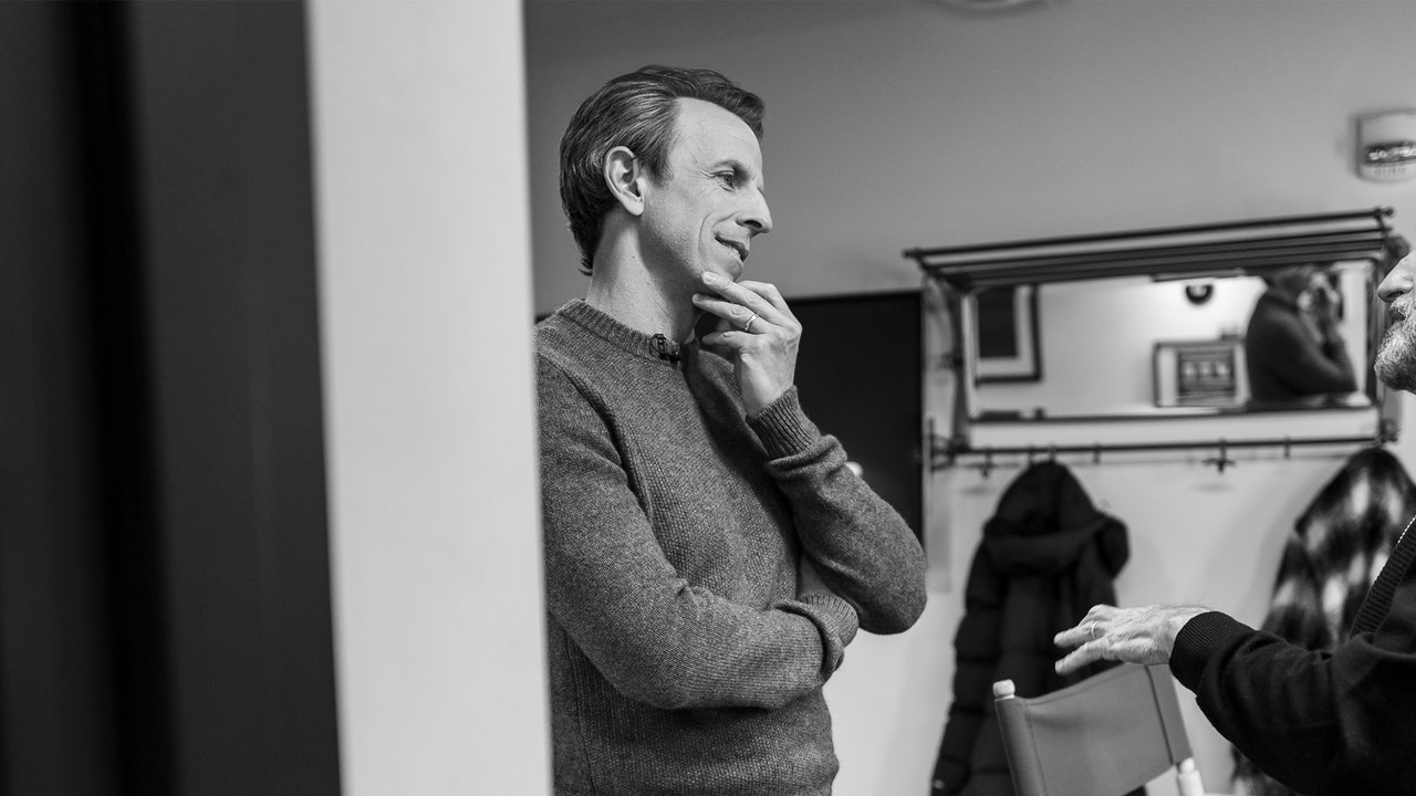 Greva scriitorilor: Jimmy Fallon și Seth Meyers ajută echipa de plată în timpul pauzei de producție