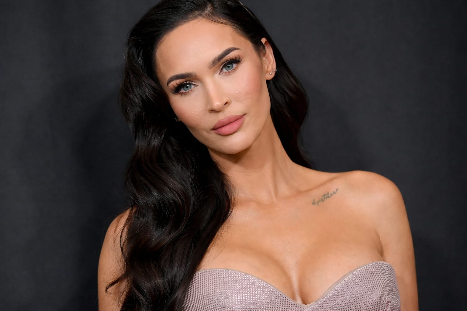 Manichiura lui Megan Fox combină french clasic, blooming gel și accente 3D argintii