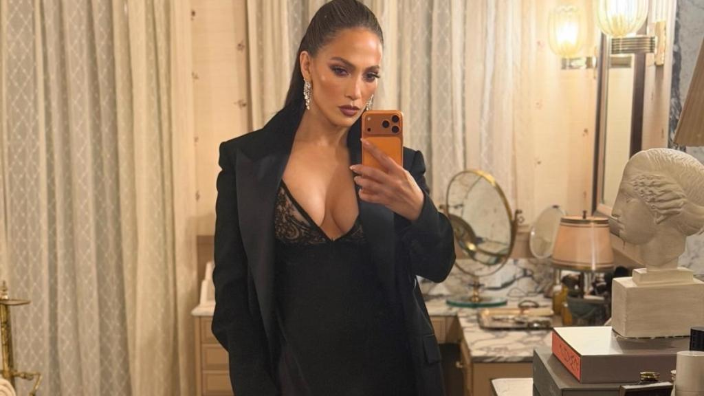 Jennifer Lopez a apărut la Paris cu părul ciufulit într-un look construit în jurul unui palton roz pal