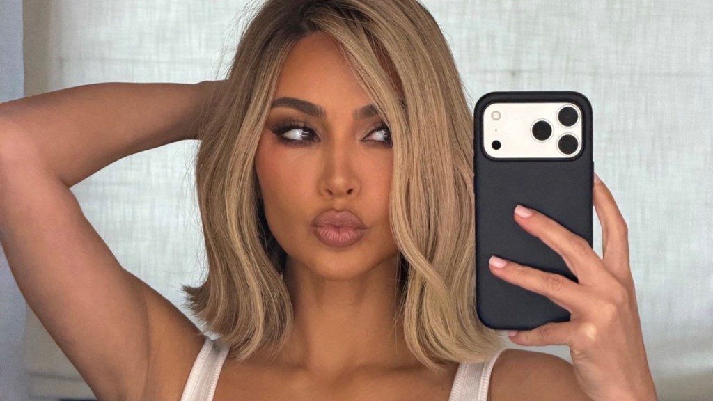 Kim Kardashian a promovat colecția Micro Fits Everybody într o lenjerie roz pe Instagram