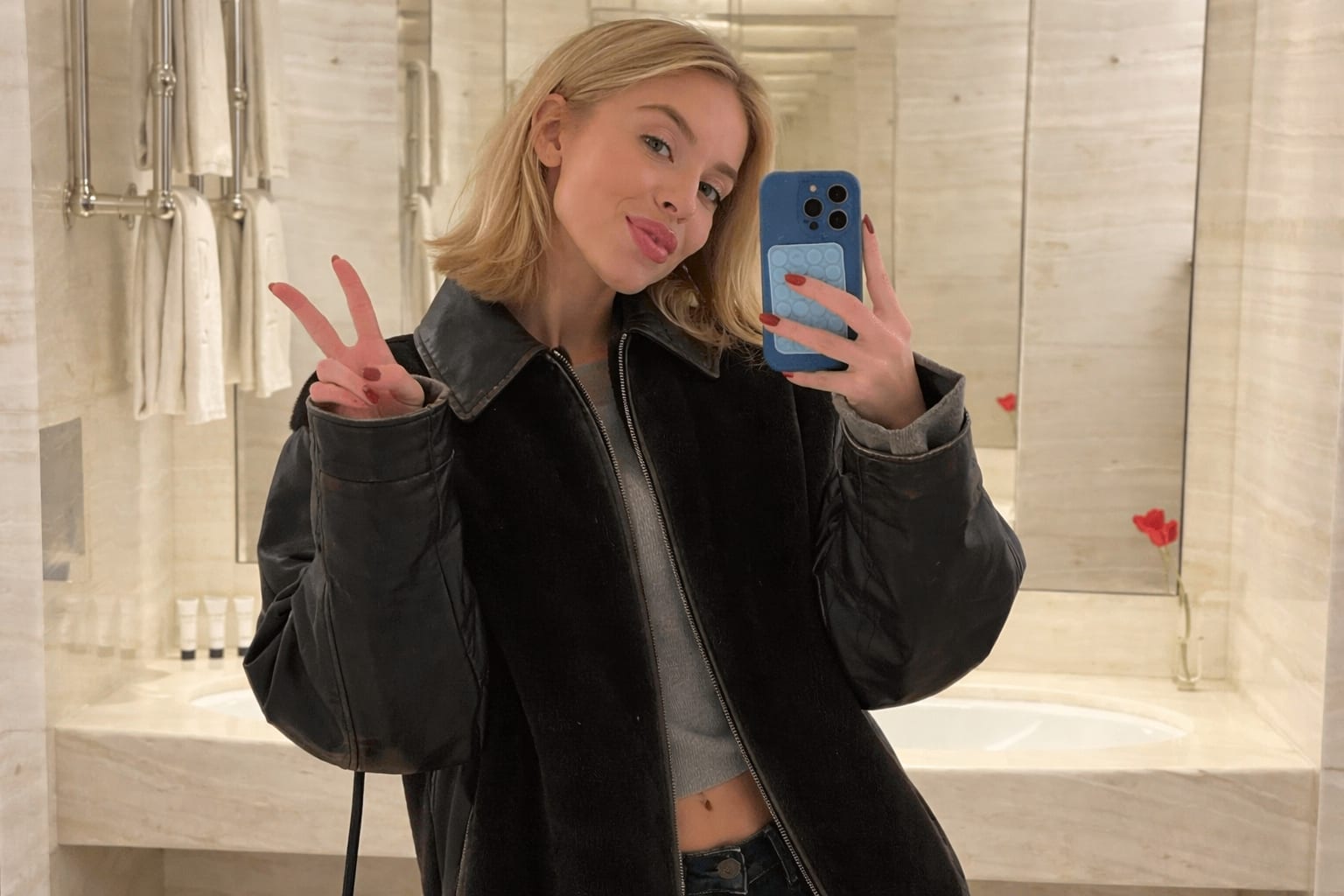 Micro șorturile de 49.95$ purtate de Sydney Sweeney au devenit piesa centrală a noii campanii American Eagle
