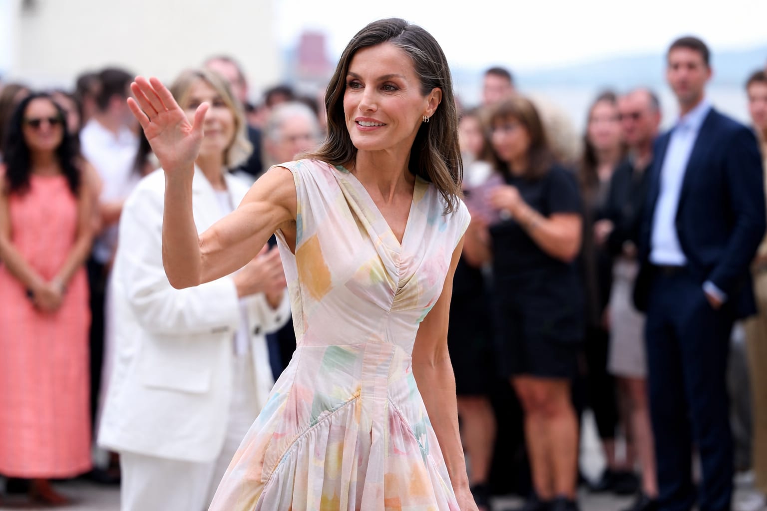 Regina Letizia a marcat 50 de ani ai brandului Adolfo Domínguez într-o rochie midi pastelată
