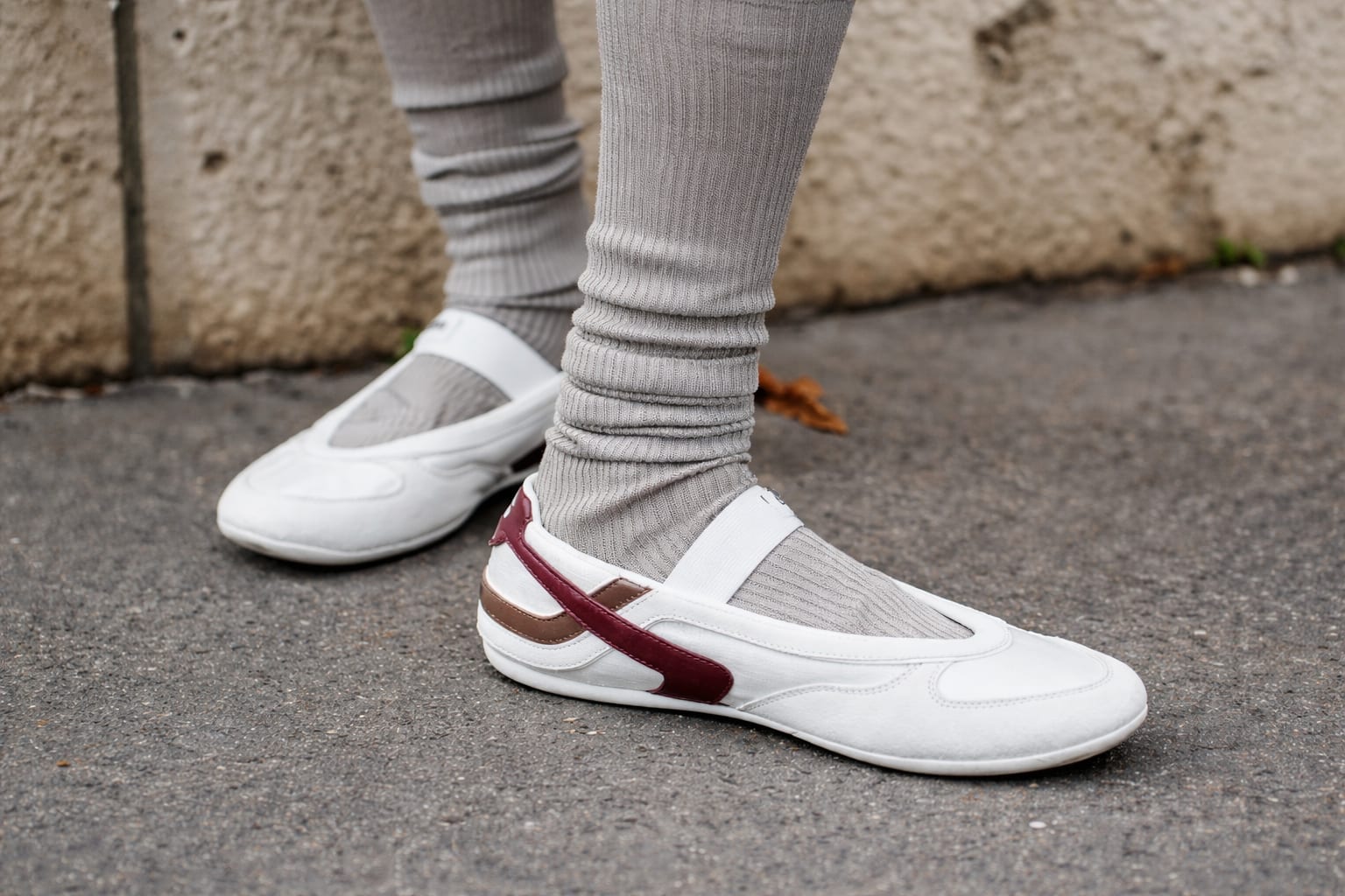 Sneakerșii SS26 aduc tălpi subțiri, forme retro și accente discrete