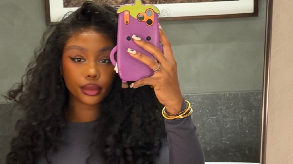 SZA a apărut pe Instagram într o rochie lila cu decolteu până la talie și accente boho