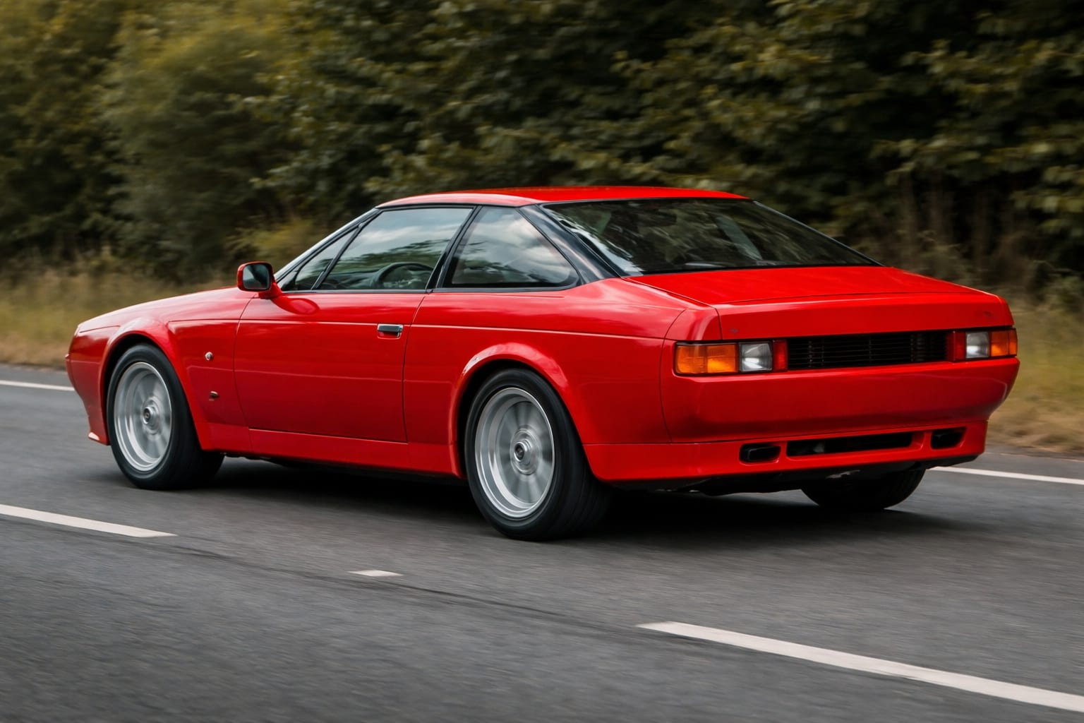 Un Aston Martin V8 Vantage Zagato din 1990 cu un rulaj extrem de redus a apărut pe piață
