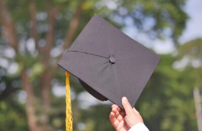 Absolvenții care nu continuă studiile au 60 de zile ca să se înscrie la AJOFM. Ce pierd dacă ratează termenul