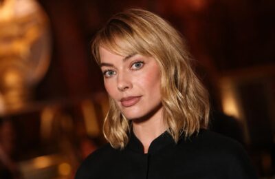 Margot Robbie apare ca Margot Elise Ackerley în actele firmei și își păstrează numele profesional