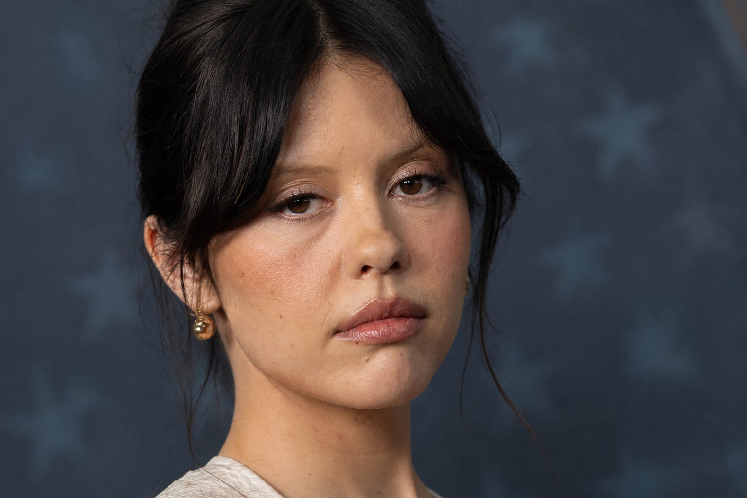 Mia Goth în prim-plan